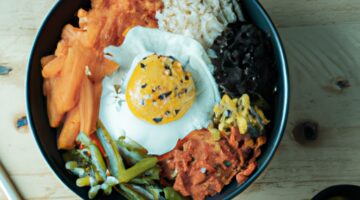 Bibimbap – tradiční korejské směs rýže.