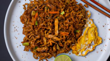 Nudle mie goreng s kuřecím masem