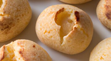 Pão de queijo s maslem.
