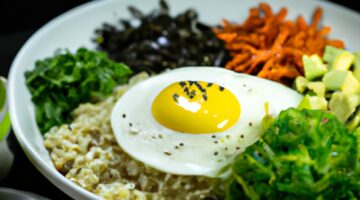 Bibimbap – korejská směs rýže s masem a zeleninou