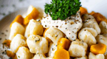 Špaldové gnocchi s křenovou omáčkou