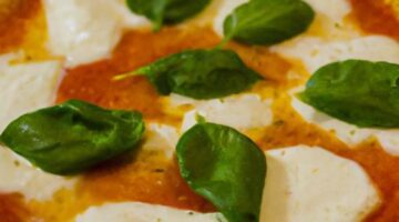 Pizza s mozzarellou a bazalkou