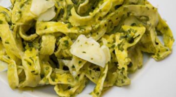 Tagliatelle s pestem a mozzarellou