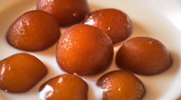 Špinákový gulab jamun s jogurtem