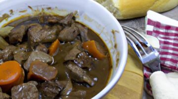 Hovězí bourguignon s bagetou